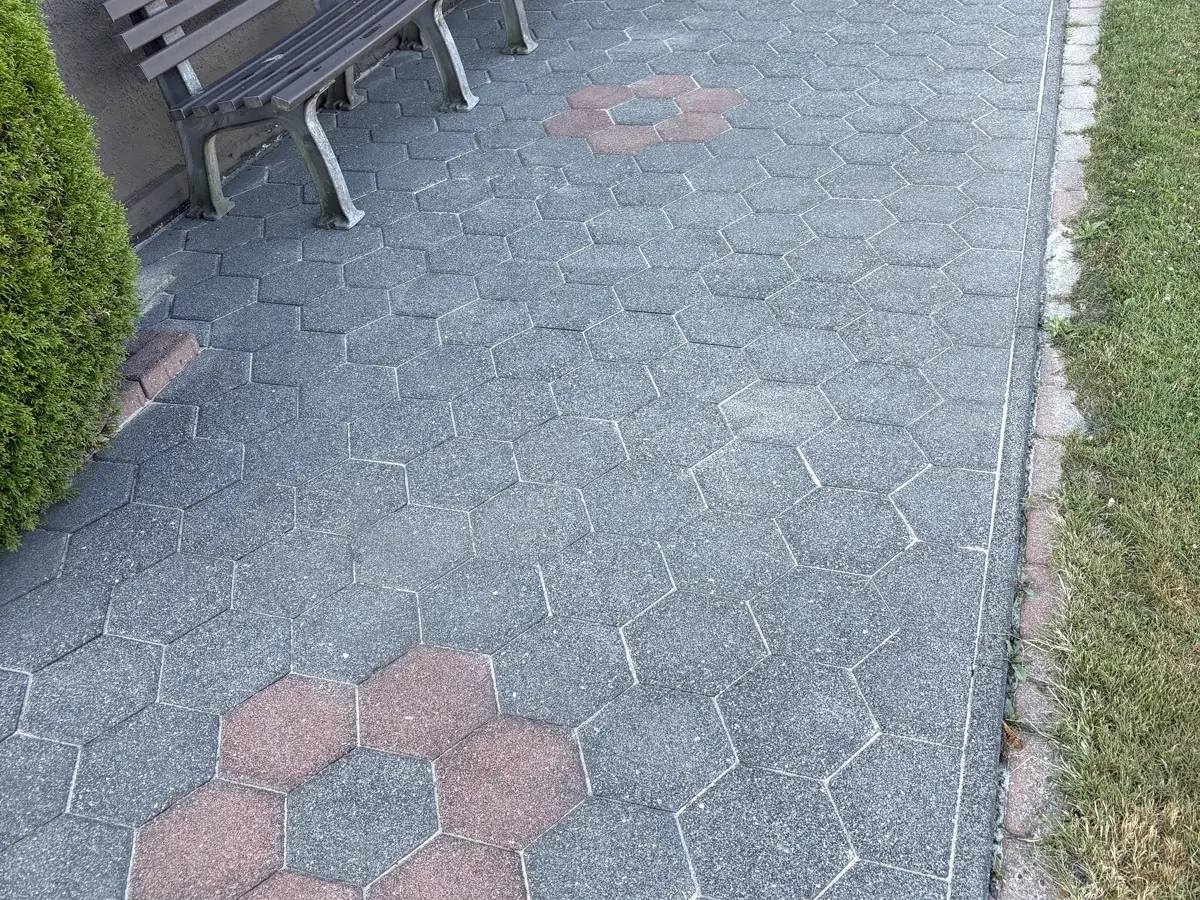 Derselbe Sitzplatz nach der Steinreinigung – Farbe der Steine wieder sichtbar