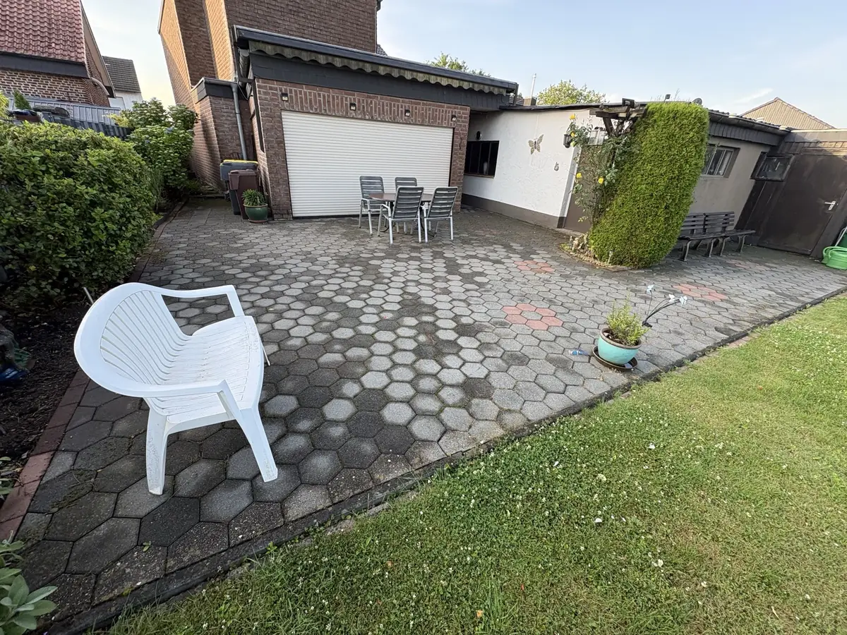 Einfahrt vor dem Garagenvorplatz vor der Steinreinigung